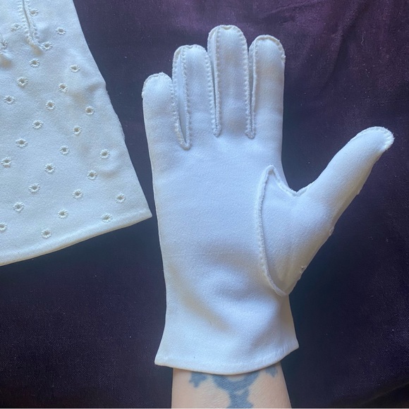 VTG 60’s Crescendoe Craftsman White Eyelet Lace Driving gloves. Excellent shape! - Picture 3 of 7